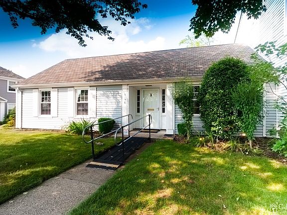 2nd image of 119 Rossmoor Dr #119E