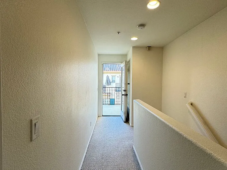 616 E Walnut St — Photo 28