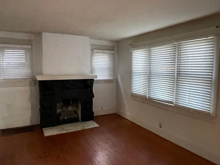 1004 Gillock St — Photo 4