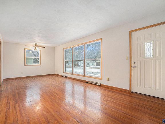 4th image of 712 N Summit Ave