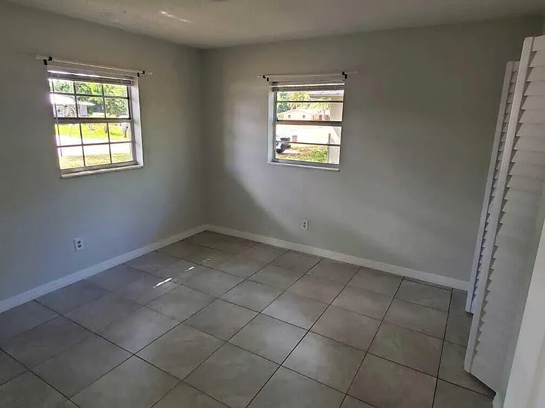 2578 Seneca Ave — Photo 6