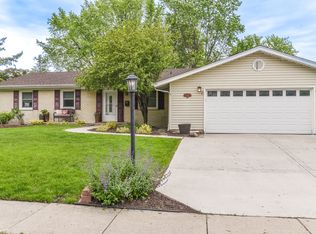 985 W Firestone Dr, Hoffman Estates, IL 60192