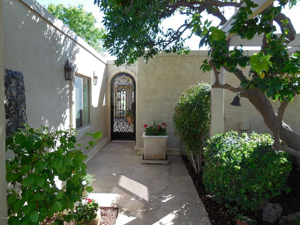 Resort Ambiance of Front Entry