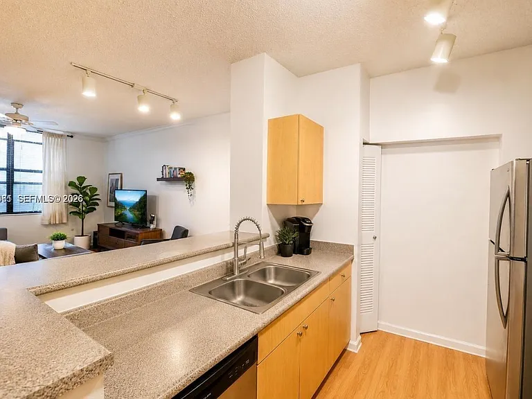 1919 Van Buren St #115A — Photo 4