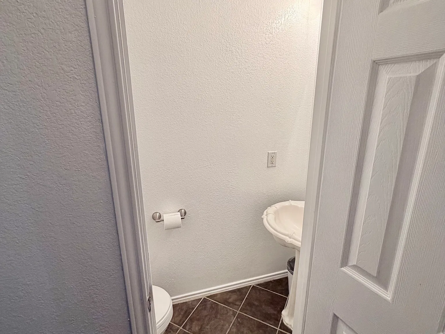 3 bed, 2.5 bath, 1374 sqft, $1,915 — Photo 2
