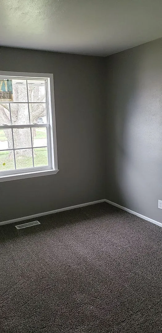 Charming 3 Bedroom, 1 Bathroom Home in Kokomo, IN — Photo 3