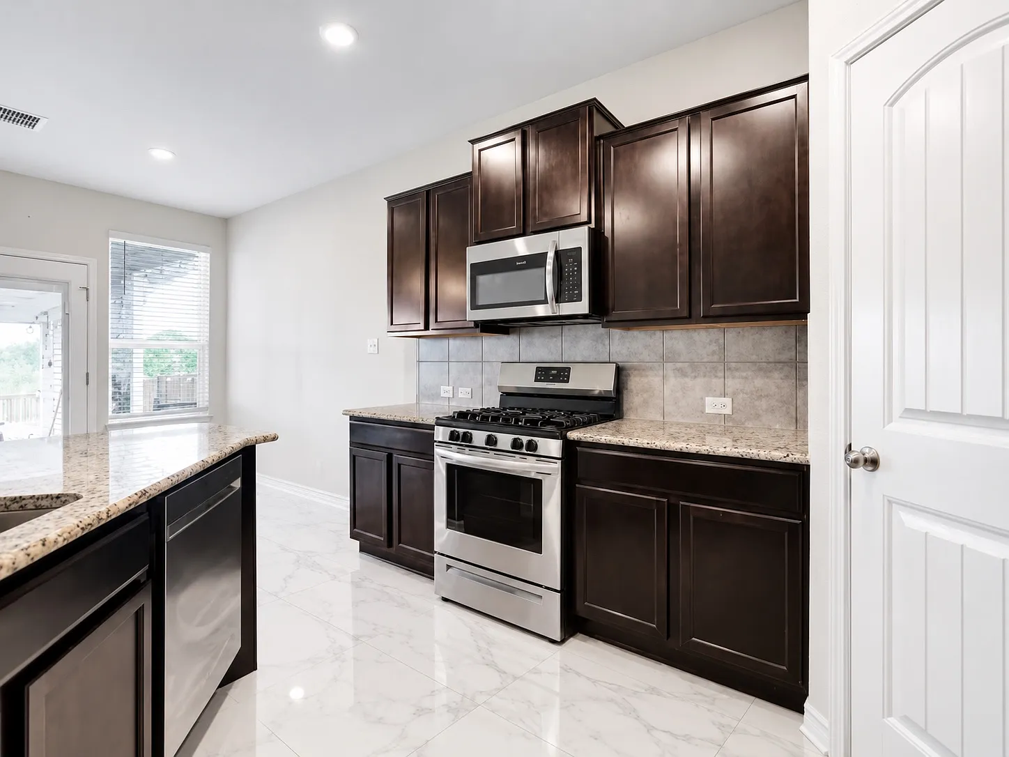 5 bed, 3.5 bath, 2710 sqft, $2,800 — Photo 2
