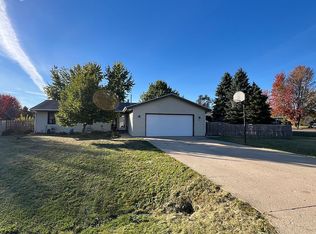 722 Meadow Crest Dr, Rockton, IL 61072