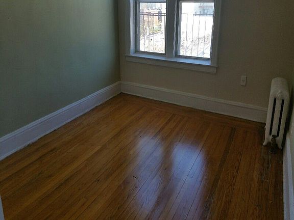 4th image of 2833 37th St #4