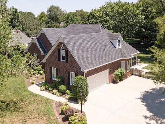 3rd image of 3106 Regency Park Dr