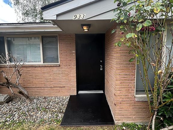 2nd image of 933-931 N 163rd St #933