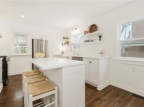 4th image of 829 W Gregory Blvd