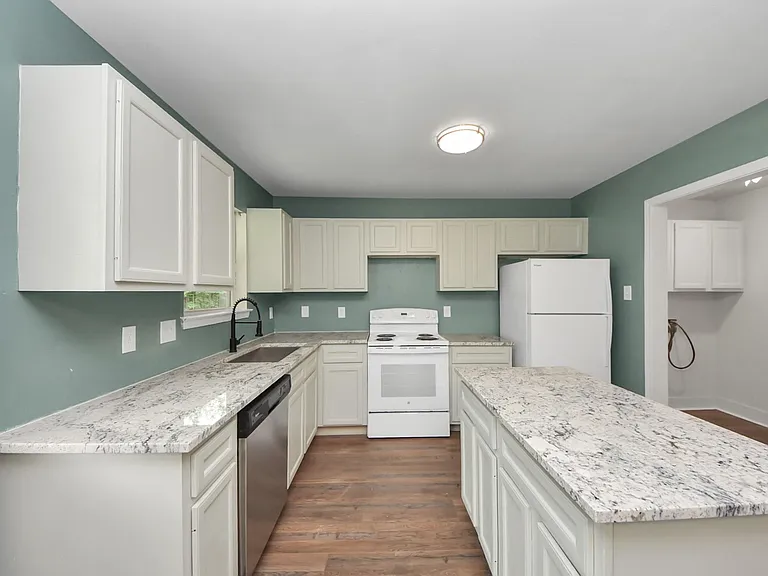 608 Trinity Ln — Photo 12