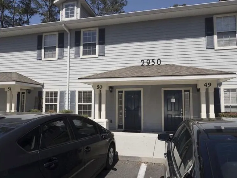 2950 SW 35th Pl #50 — Photo 2