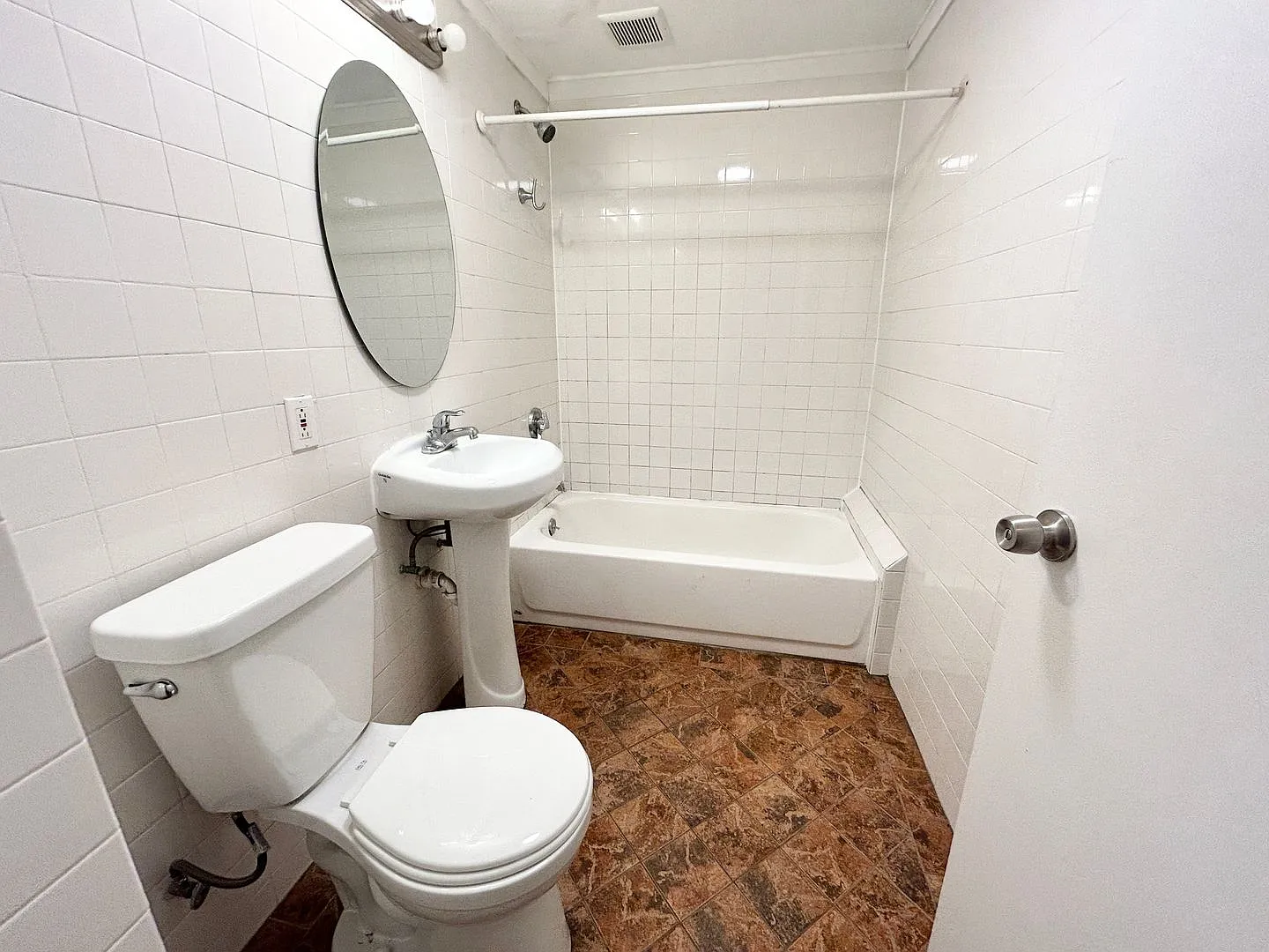 Convenient Location, Eat-in Kitchen, Big Bedrooms, Laundry on a Site, Parking for Rent — Photo 3