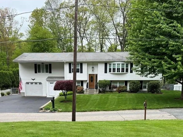 8 Academy Dr, Cumberland, RI 02864