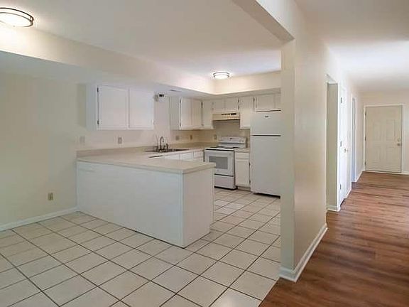 5th image of 1711 E 21st Ter