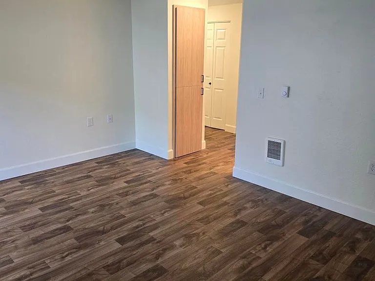 Winfou06-Columbia Village Apartments — Photo 24