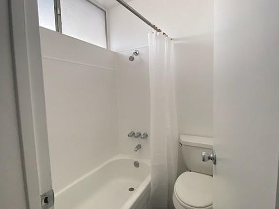 3rd image of 609 De La Vina St #2