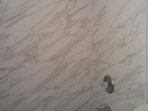 Main bathroom with tile tub surround