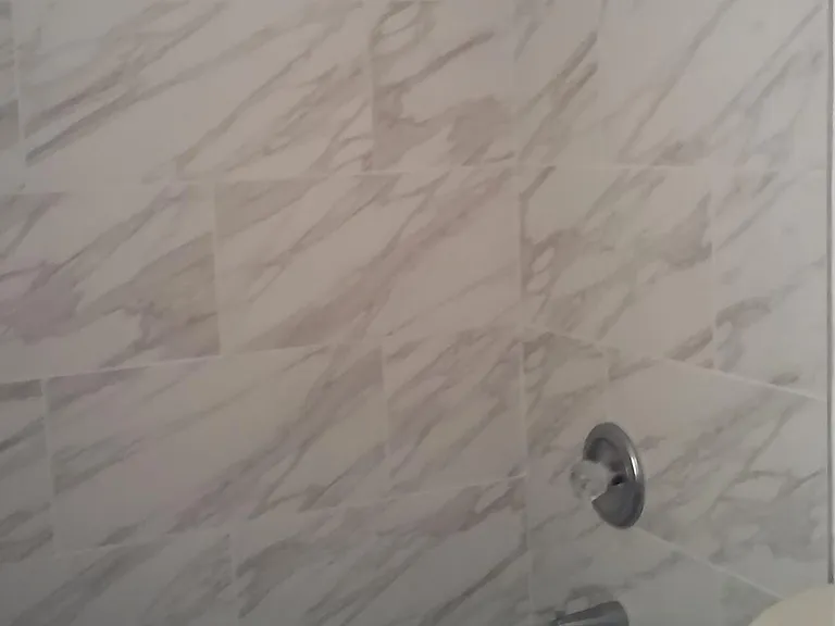 Main bathroom with tile tub surround