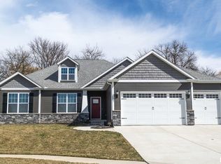 16 Joan Rose Ct, Le Claire, IA 52753
