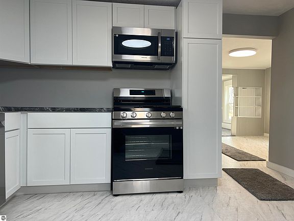 4th image of 211 Oak St