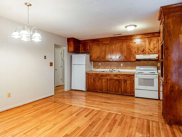 692 York St — Photo 13