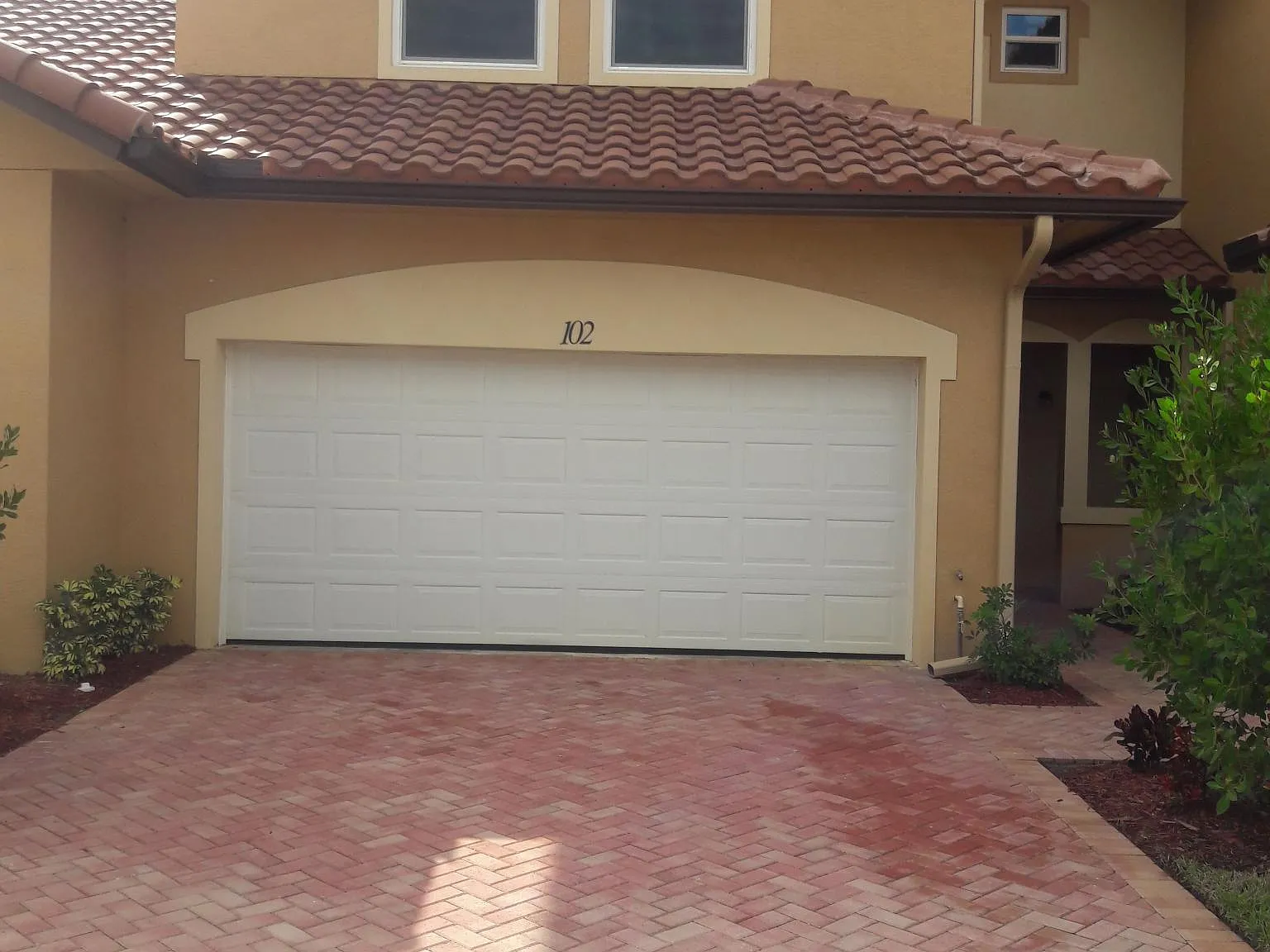 3 bed, 2.5 bath, 2112 sqft, $2,200 — Photo 1