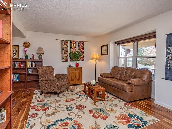 4th image of 865 Royal Crown Ln