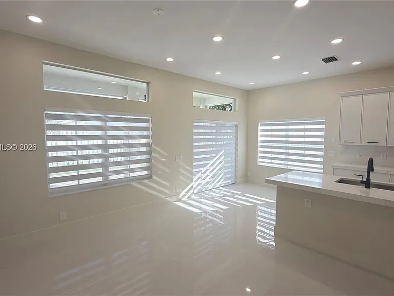 692 Maplewood Ct — Photo 7
