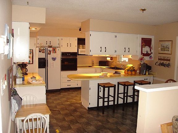 Kitchen with Breakfast Bar