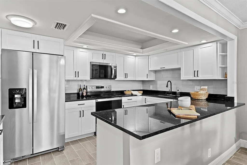 100 Oakmont Ln — Photo 4
