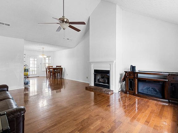 3rd image of 121 Rosie St