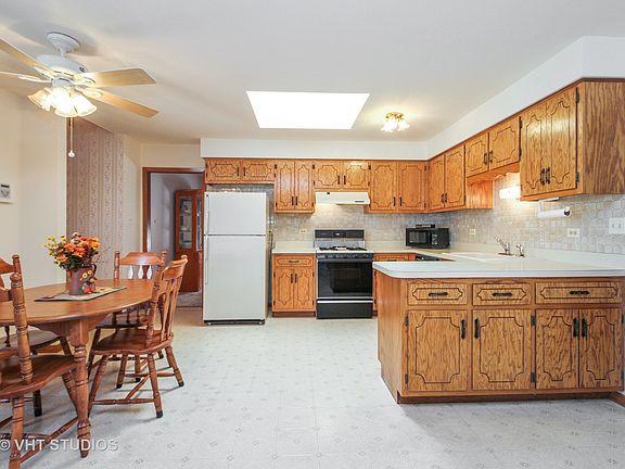 3rd image of 16843 Cherry Creek Ave