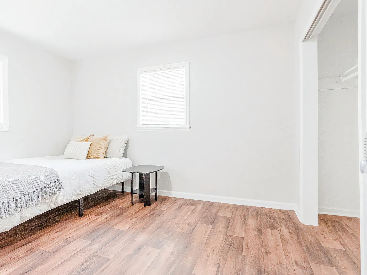 4 bed, 3.0 bath, 1374 sqft, $693 — Photo 1