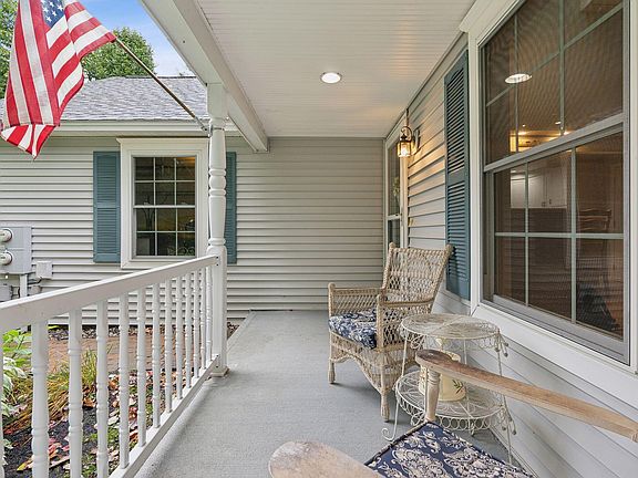 4th image of 14 Stratford Place #14