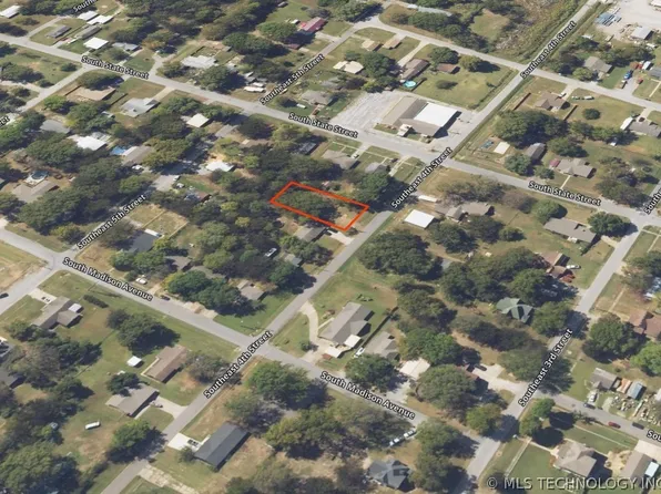 504 SE 4th St, Wagoner, OK 74467