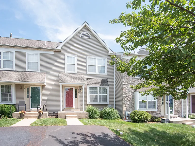 652 Longwood Rd — Photo 1