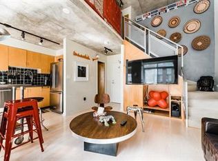 800 King St, West Toronto, IA M5V