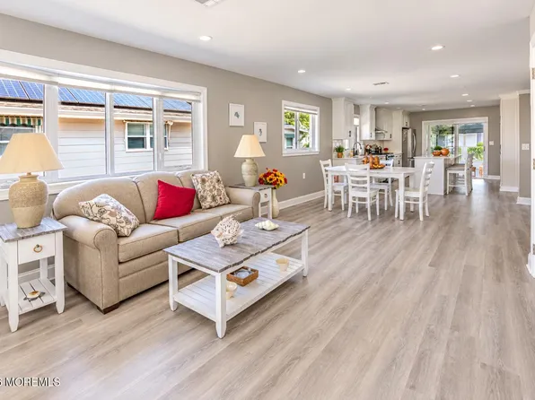 15 Mount Logan Lane, Toms River, NJ 08753