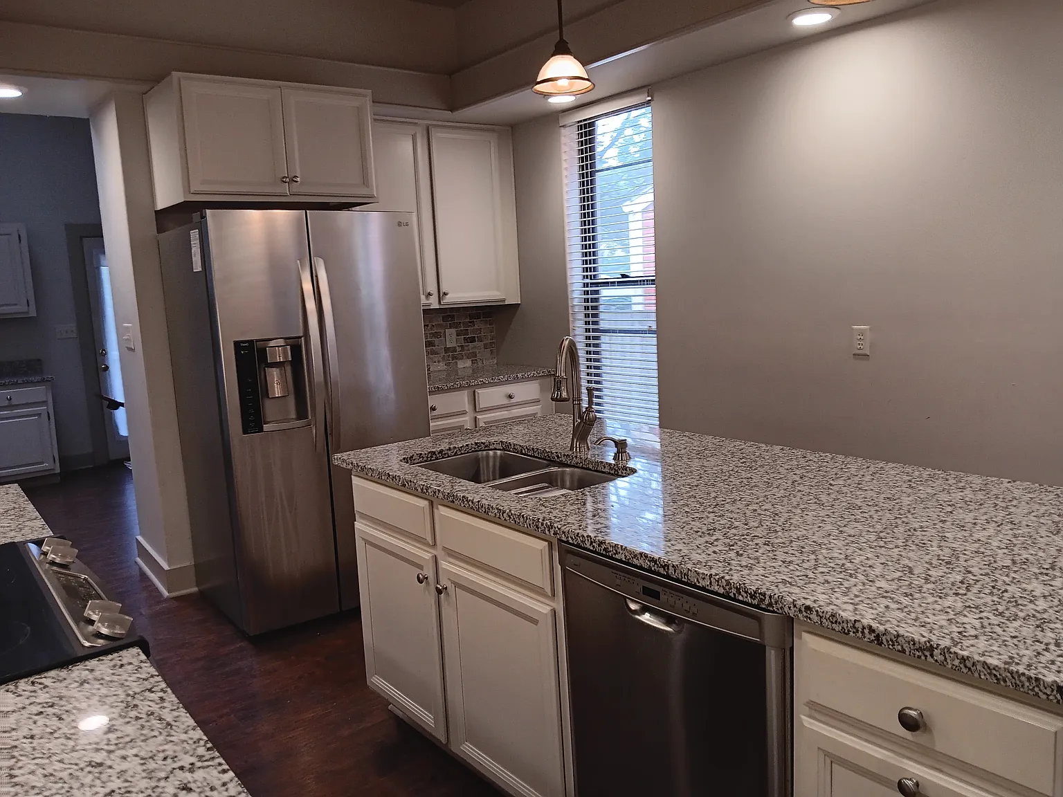 3 bed, 2400 sqft, $2,000 — Photo 2