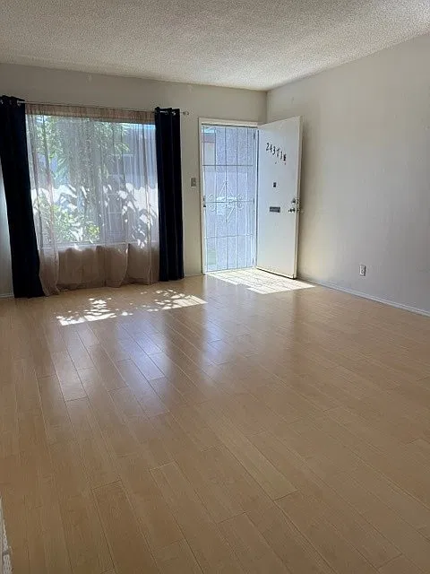 2 bed, 800 sqft, $2,400 — Photo 3