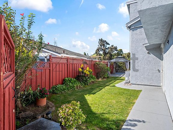 3rd image of 37789 Essanay Pl