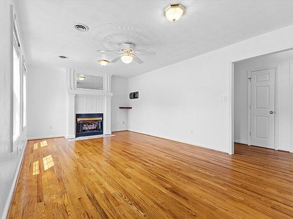 3rd image of 2956 Stonebridge Cir