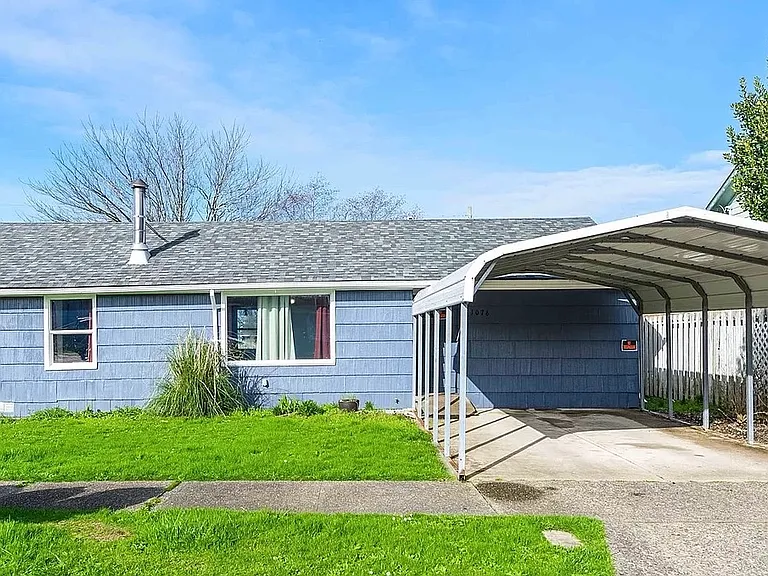 1076 Noble Ave — Photo 1