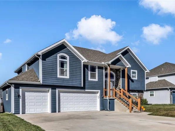 824 N Hickory Dr, Tonganoxie, KS 66086
