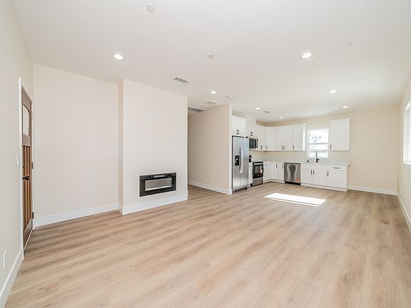 4th image of 11186 Vernon Ave #B