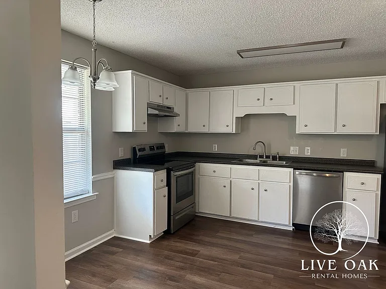2323 Rowe St — Photo 4