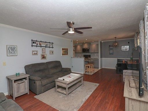 3rd image of 304 Custer Ct